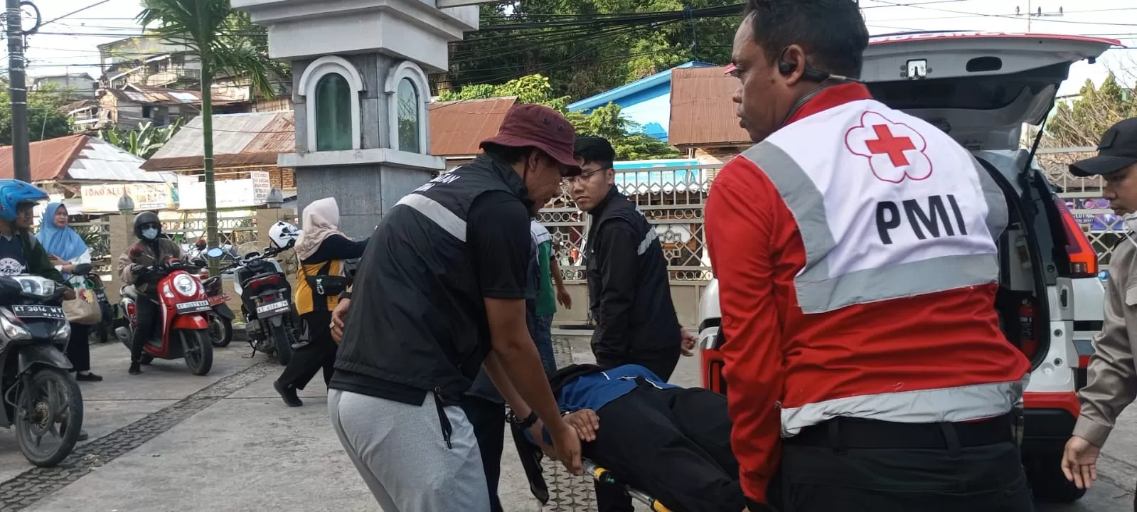 ITS Turunkan 25 Ambulans, Total 46 Peserta Aksi Ditangani hingga  Demonstrasi Berakhir - Sapos