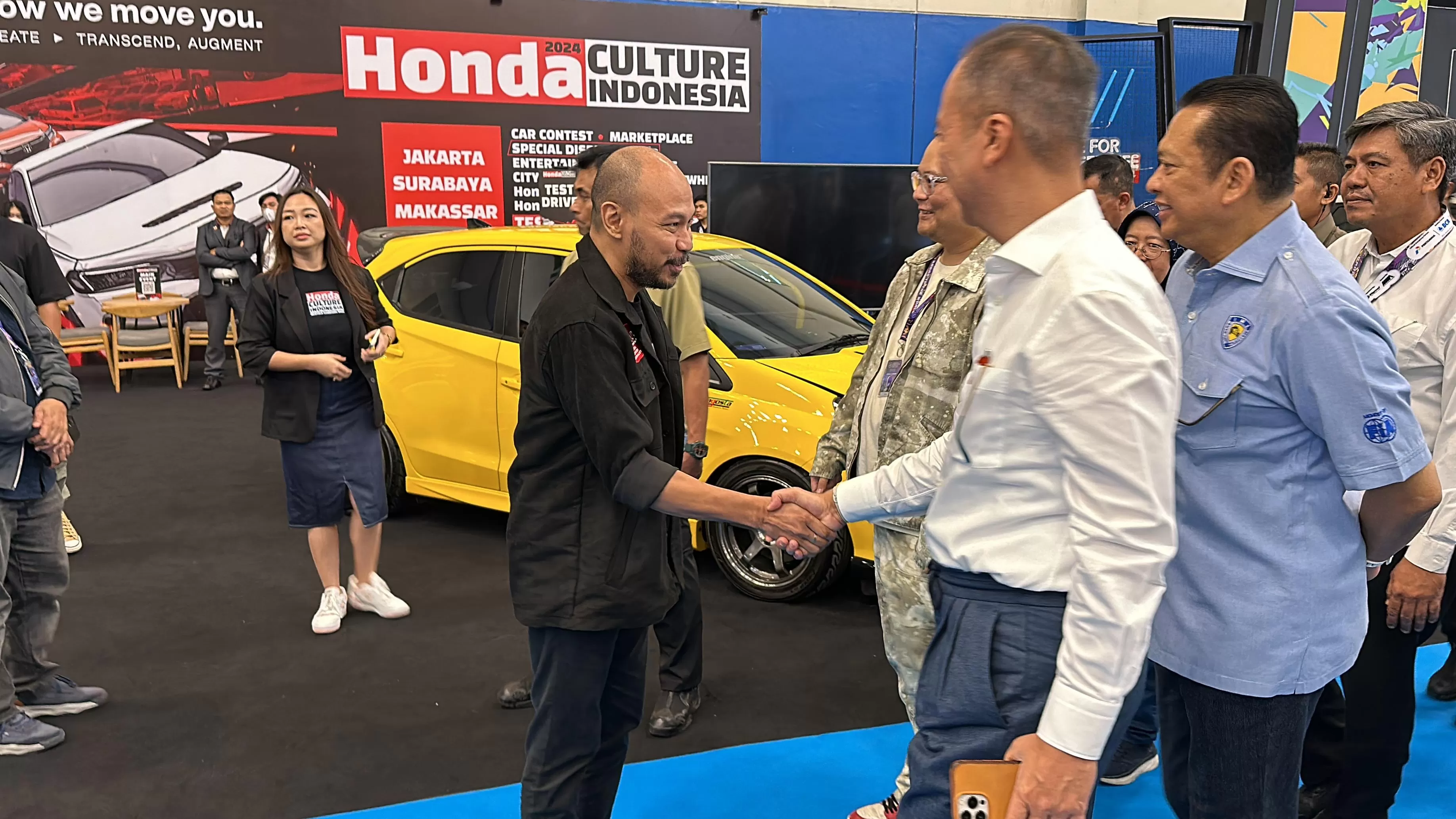 Yulian Karfili dari Honda Prospect Motors menyambut jabat tangan Menteri Perindustrian Agus Gumiwang Kartasasmita di booth Honda, IMX 2024
