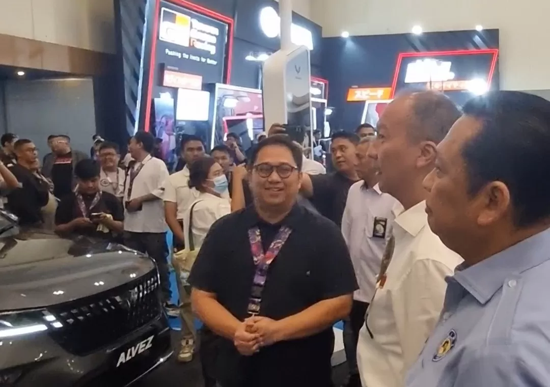 Brian Gomgom Simbolon selaku Manager PR Wuling menyambut Menperin Agus Gumiwang dan Bamsoet Ketum IMI Pusat di booth Wuling IMX 2024. (foto : budsan)
