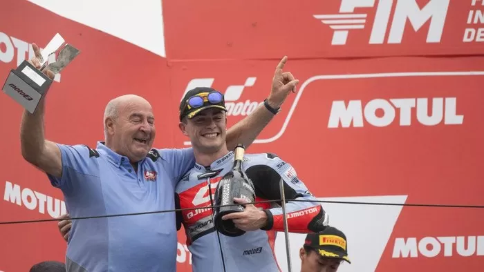 Manu Gonzalez di podium juara Moto2 Jepang 2024.