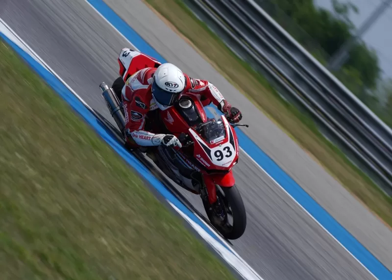 Aksi Fadillah Arbi Aditama di atas Honda CBR250RR