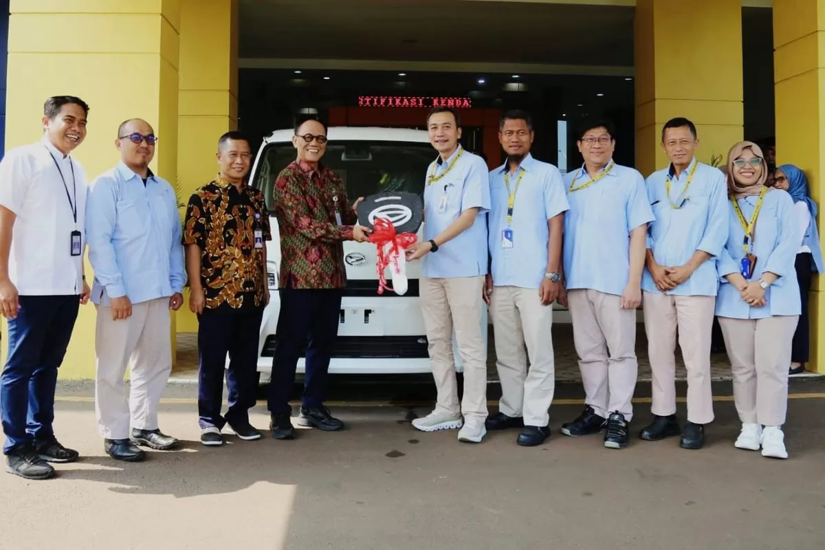 PT Astra Daihatsu Motor (ADM) komitmen dukun gindustri otomotif dengan menyerahkan satu unit Daihatsu Gran Max ke Kemenhub.