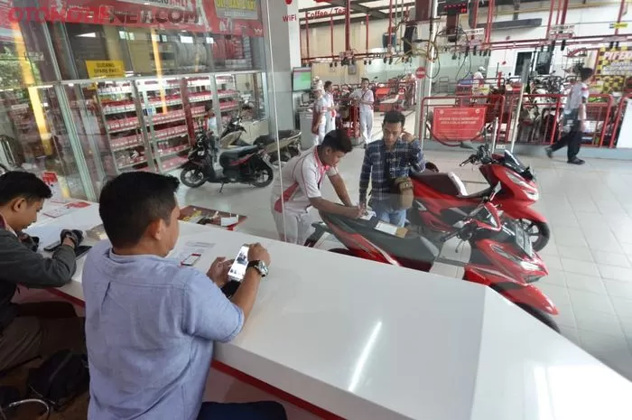 Servis motor di Wahana Makmur Sejati.