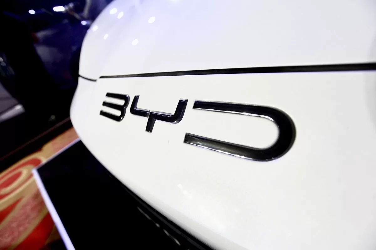 Logo perusahaan mobil China, BYD. 