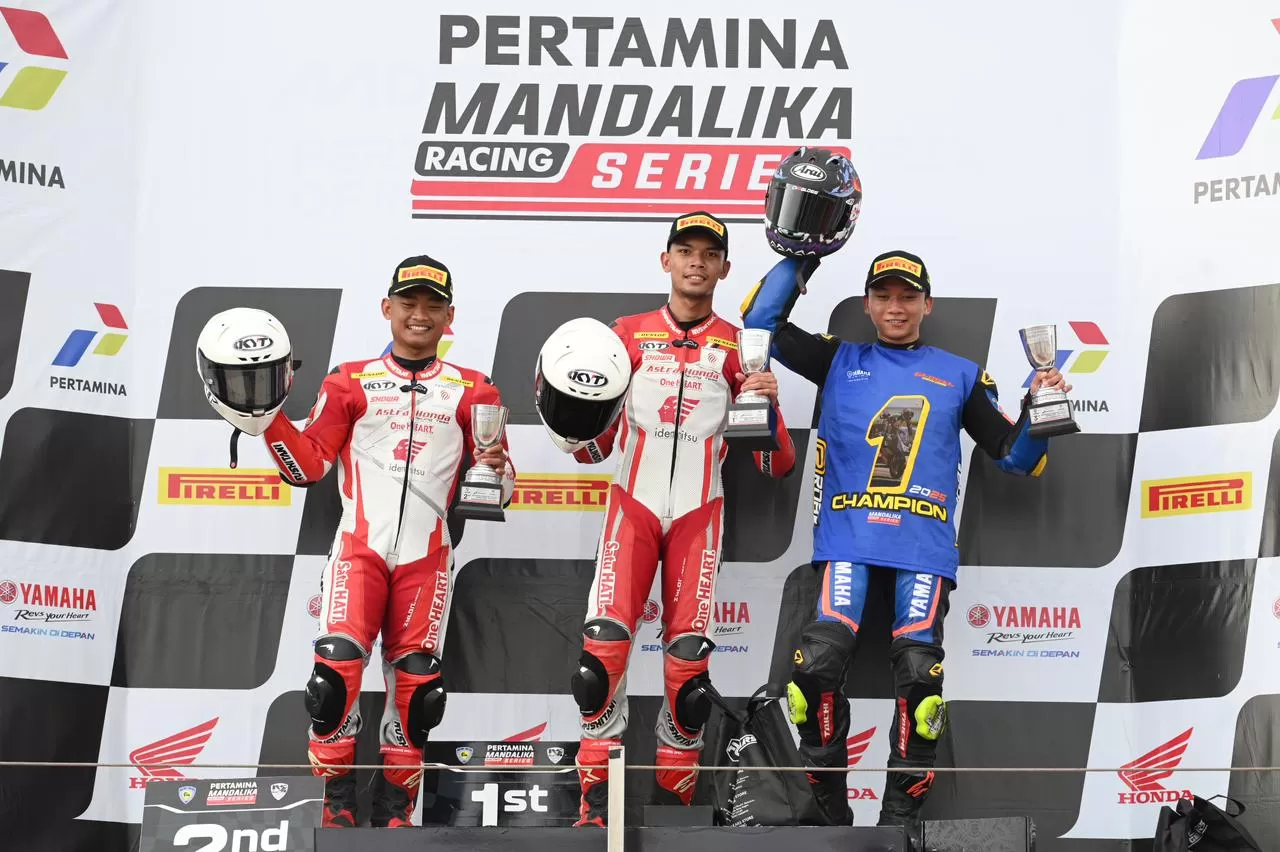 Pembalap binaan Astra Honda M. Adenanta Putra (tengah) dan Rheza Danica Ahrens (kiri) berhasil meraih podium pertama dan kedua pada kelas Nasional Sport 600cc pada gelaran Mandalika Racing Series