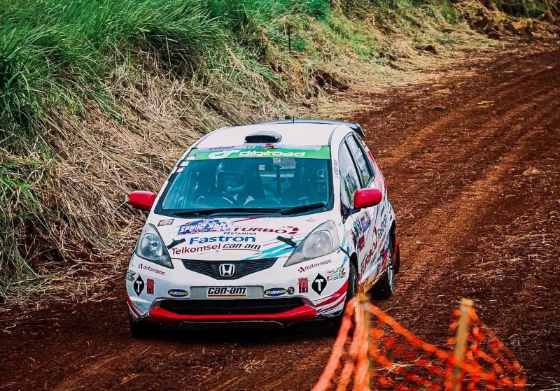 Diva Zahra dengan mobil Honda Jazz