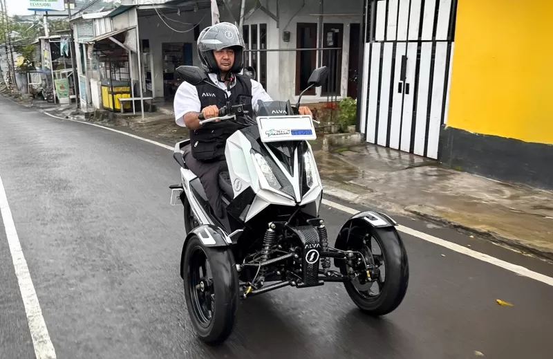 Asrorul Mais mengendarai ALVA CERVO hasil modifikasinya