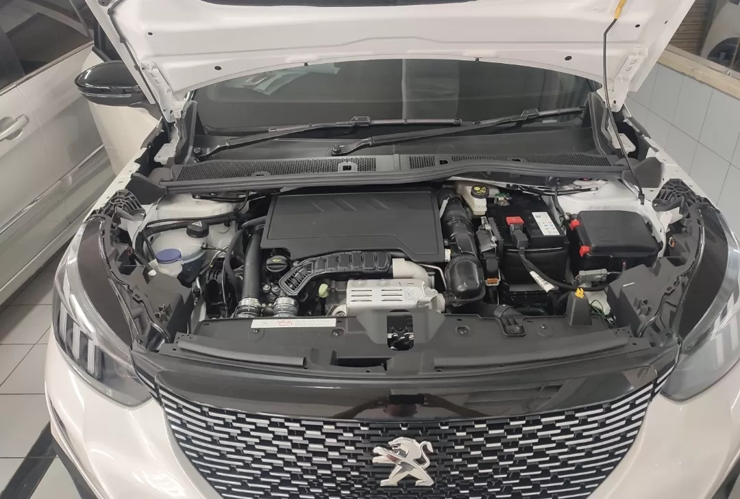 Pemeriksaan ruang mesin SUV Peugeot