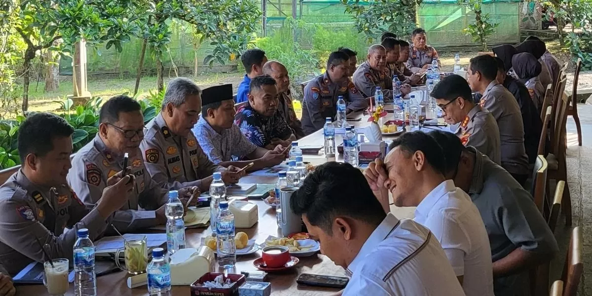 Polda Jawa Timur (Jatim) mempersiapkan pertunjukkan wayang kulit dalam peringatan HUT ke-80 Bhayangkara di Taman Blambangan, Banyuwangi.