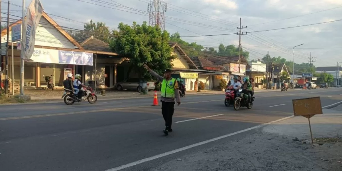 Personel Polsek Geger Gelar Penampilan Pagi di Jalur Ponorogo&ndash;Madiun (tribratanews.madiun.jatim.polri.go.id)