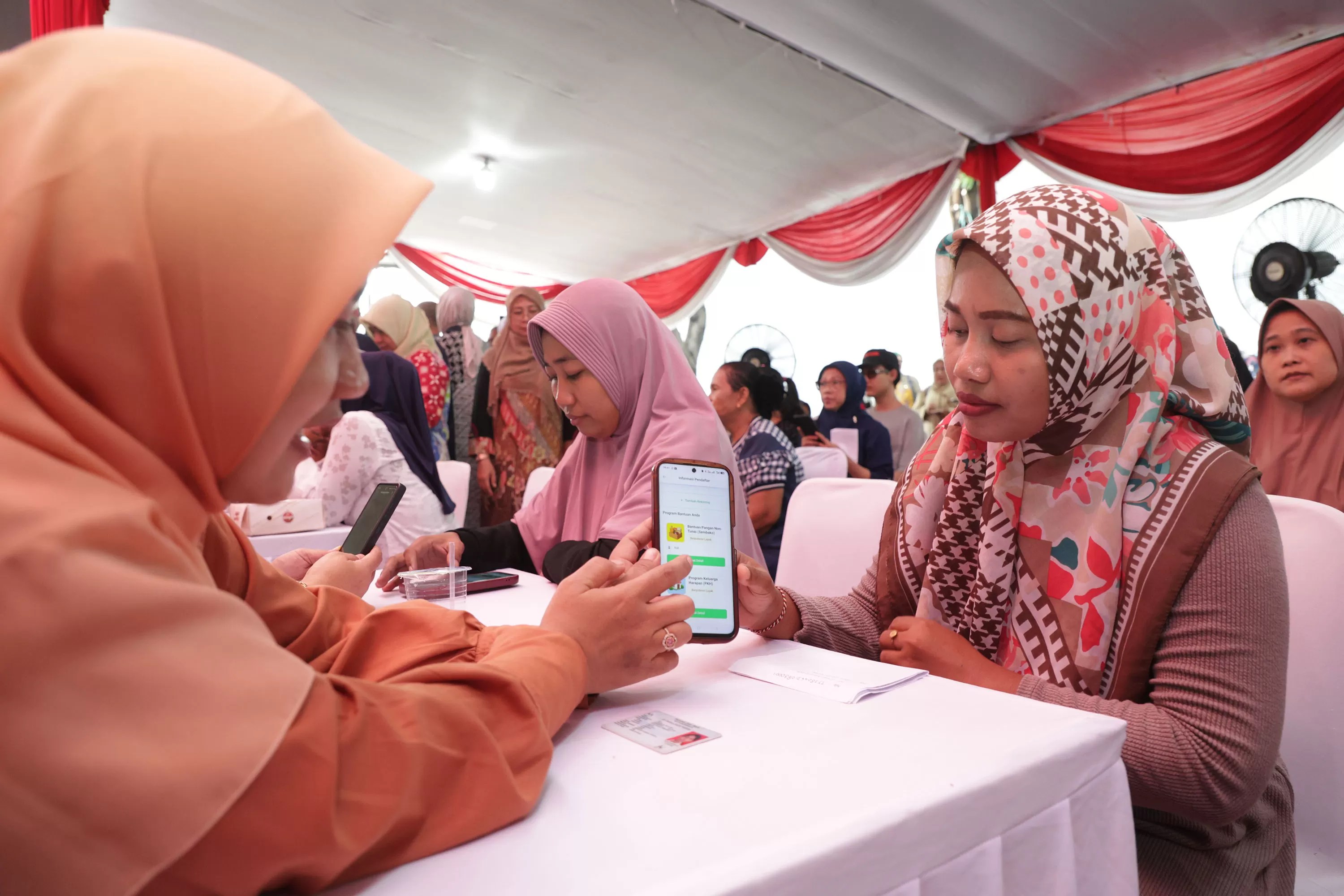 Warga belajar aplikasi Perlinsos Digital di Surabaya. (dok Humas Pemkot Surabaya)