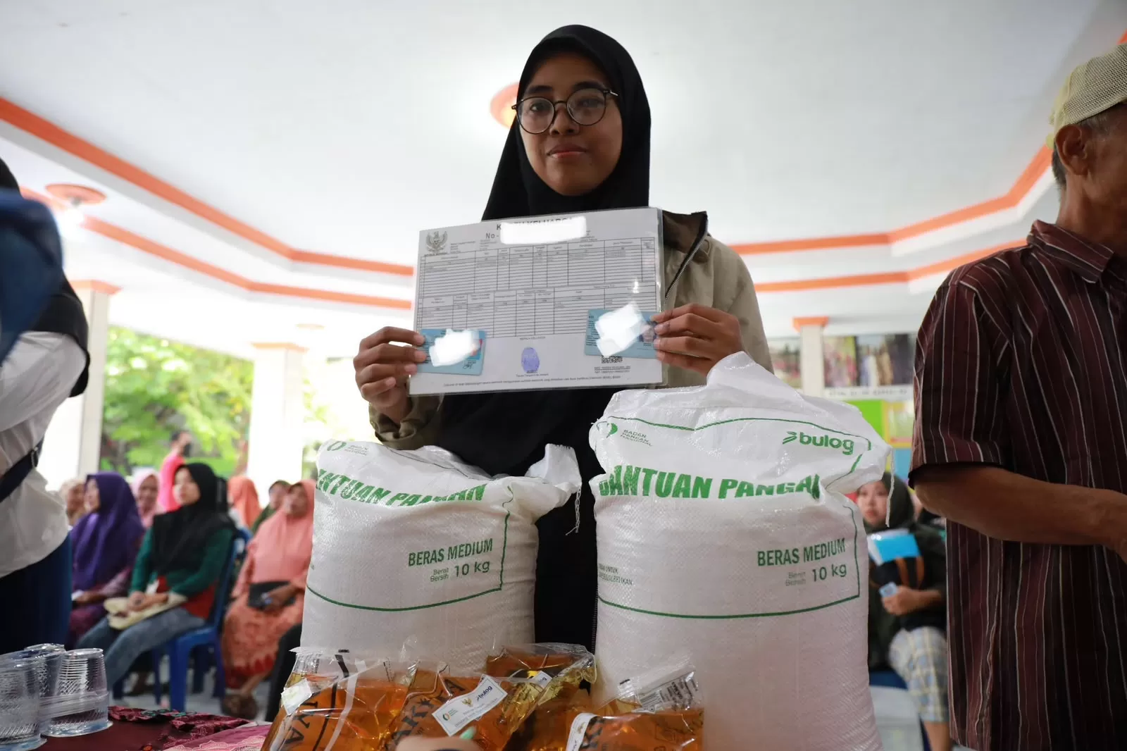 Warga menerima bantuan pangan di Candi, Sidoarjo (S Suryanto)