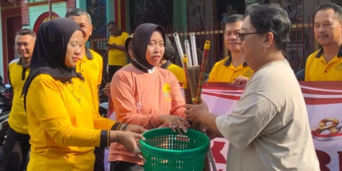Personel Gabungan Bersihkan Masjid Babusalam dan Klenteng Poncowinatan dalam rangka Rawat Toleransi Jelang HUT Bhayangkara ke-80 (jogja.polri.go.id)