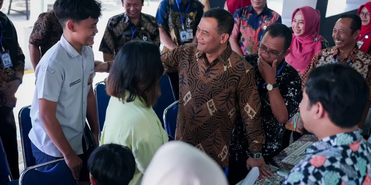Gubernur Jawa Tengah Ahmad Luthfi memantau langsung pelaksanaan Sistem Penerimaan Murid Baru (SPMB) tingkat SMA/SMK Negeri tahun ajaran 2026/2027 di wilayahnya (jatengprov.go.id)