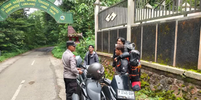 Polisi Pantau Pintu Masuk WIsata Bromo Via Lumajang (Harry Purwanto/Jawaheadline.com)