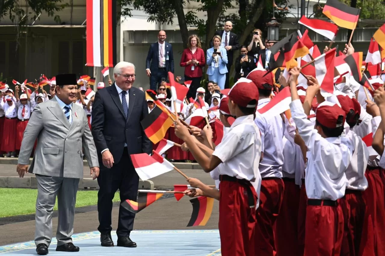 Presiden Jerman Frank Walter disambut siswa didampingi oleh Presiden Prabowo di Istana Merdeka Jakarta (Setneg RI/Jawaheadline.com)
