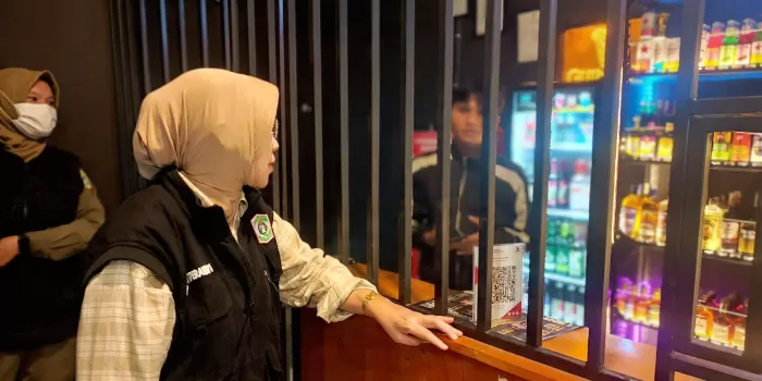 Bunda Indah Sidak ada Toko Jual Miras di Sukodono Lumajang (Harry Purwanto/Jawaheadline.com)