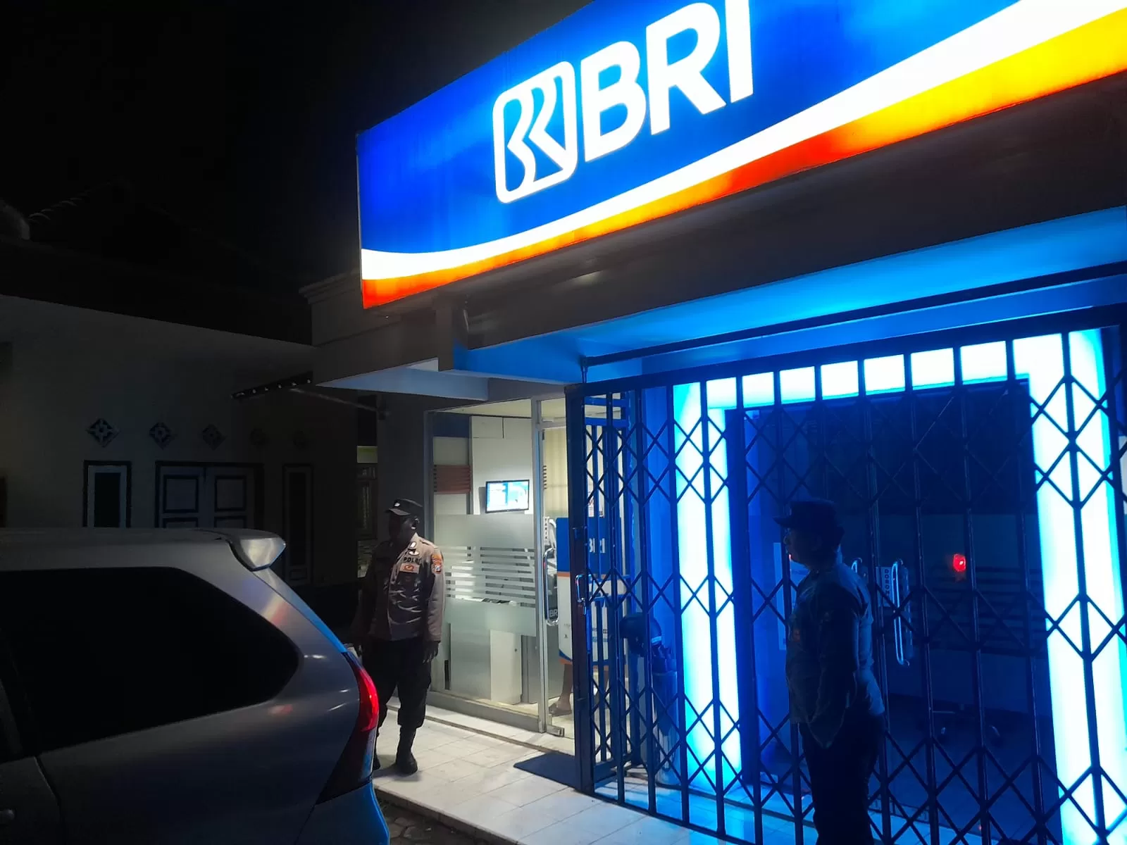 Polisi Lumajang Patroli ke Bank BRI di Pasrujambe  (Harry Purwanto/Jawaheadline.com)