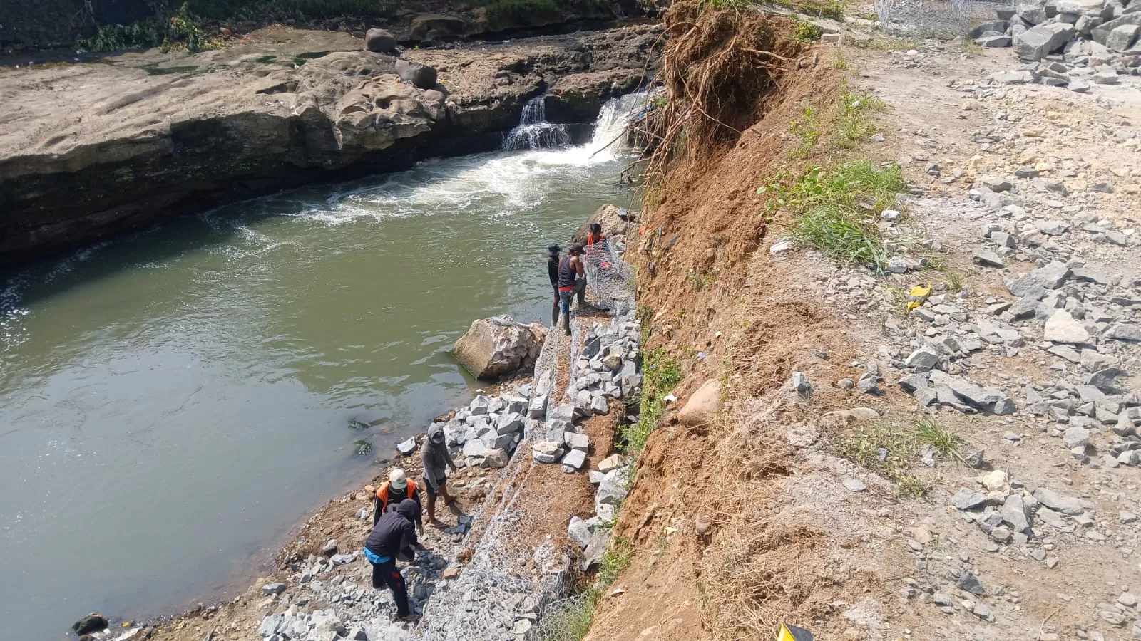 BBWS Ciliwung-Cisadane atasi longsor bantaran Sungai Ciliwung di Graha Grande Bogor setelah dikeluhkan warga. (BBWS Ciliwung)