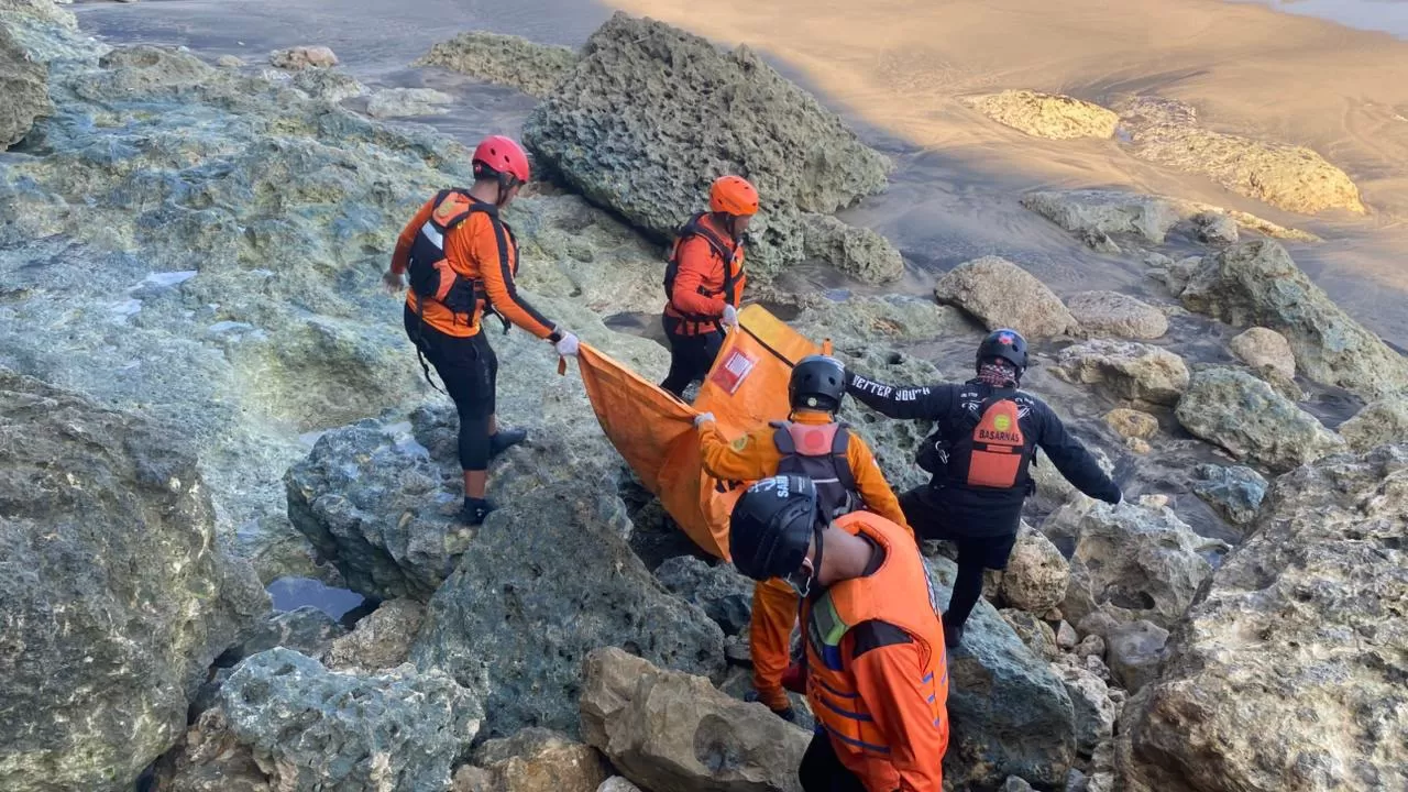 Tim SAR gabungan mengevakuasi korban tenggelam di pantai Prigi, Blitar, Jawa Timur (Basarnas)