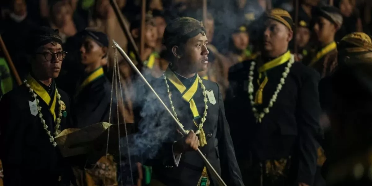 Ribuan Orang Antusias Saksikan Kirab Malam 1 Suro Mangkunegaran (jatengprov.go.id)