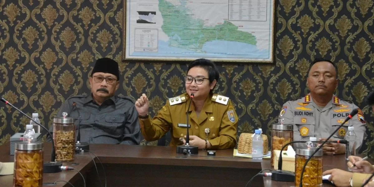 Wakil Ketua DPRD Cilacap Suyatno (kiri), Plt Bupati Cilacap Ammy Amalia Fatma Surya (tengah), dan Kapolresta Cilacap Kombes Pol Budi Adhy Buono saat audiensi dengan mitra SPPG dan APPSI di Cilacap (Dok Diskominfo Cilacap)