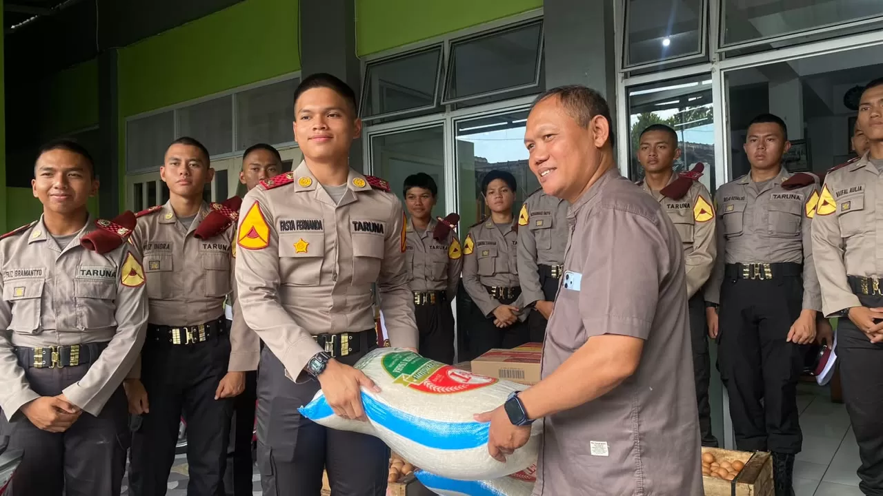 Tanamkan Kepedulian Sejak Dini, Taruna Akpol Batalyon Manggala Satya Gelar Bakti Sosial di Panti Jompo Aisyiyah Solo. (kliksolonews/Lukas Budi)