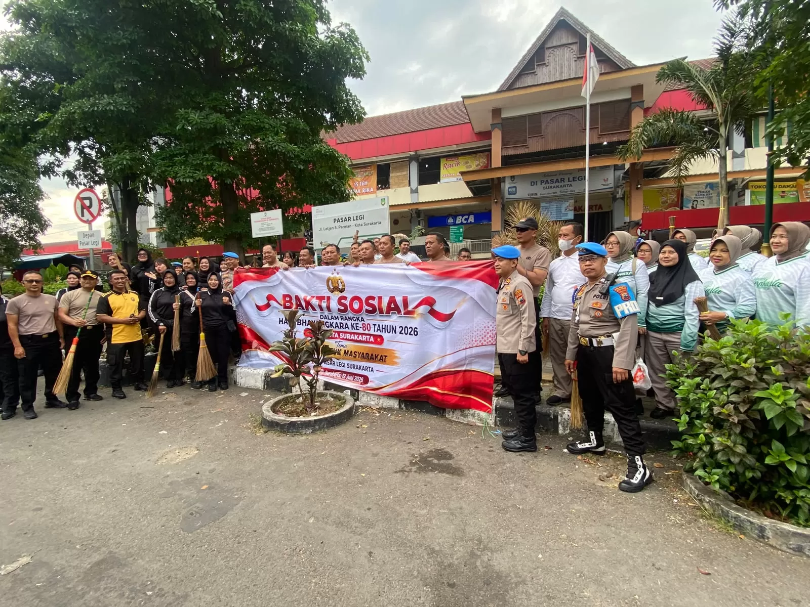 Sambut Hari Bhayangkara ke-80, Polresta Surakarta Bersama Pedagang Bersihkan Pasar Legi (kliksolonews/dok Polresta Surakarta)