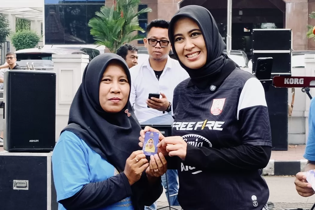 Dorong Digitalisasi UMKM, Wawali Surakarta Serahkan KTA Digital Komunitas PUS. (KlikSoloNews/dok Pemkot Surakarta)