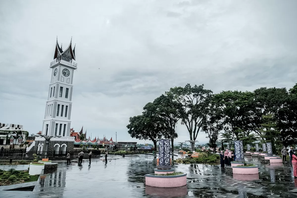100 Tahun Jam Gadang: Ikon Bukittinggi yang Menjadi Penjaga Sejarah dan Kebanggaan Minangkabau. (kliksolonews/dok Kemenpar)