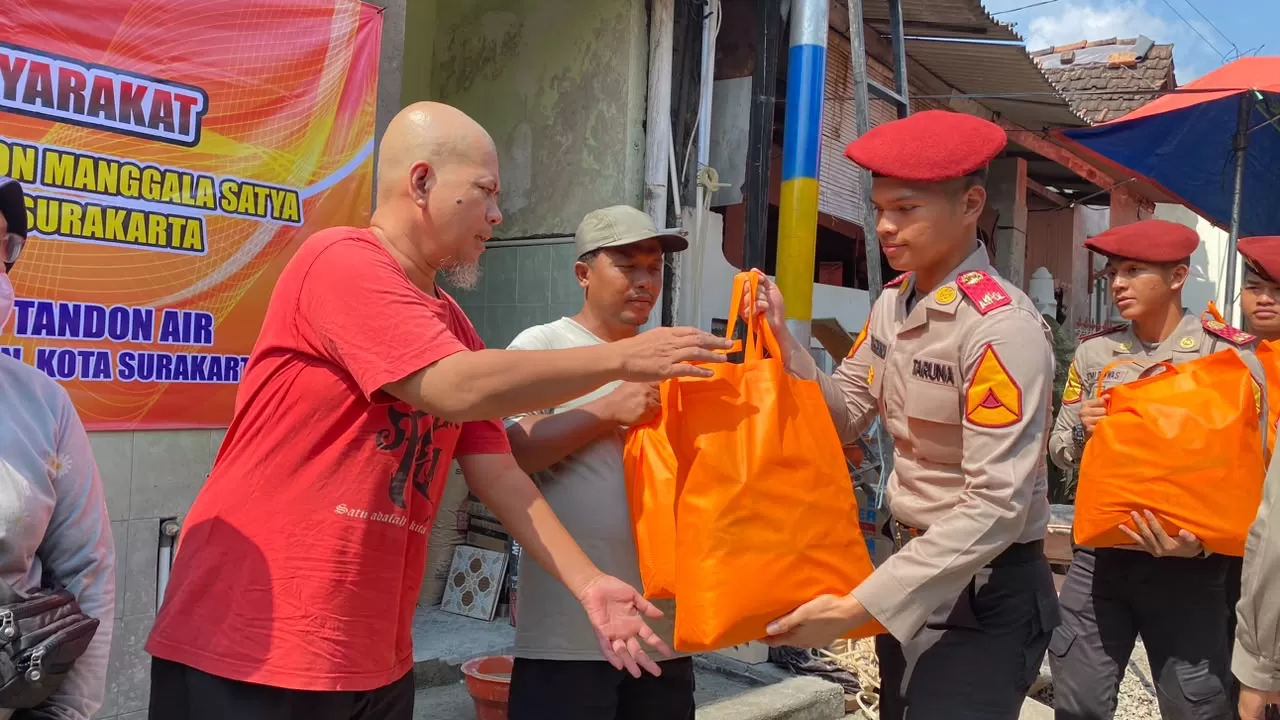 Taruna Akpol Angkatan 60 Renovasi MCK dan Berikan Tandon Air untuk Warga Sangkrah Solo. (KlikSoloNews/dok)