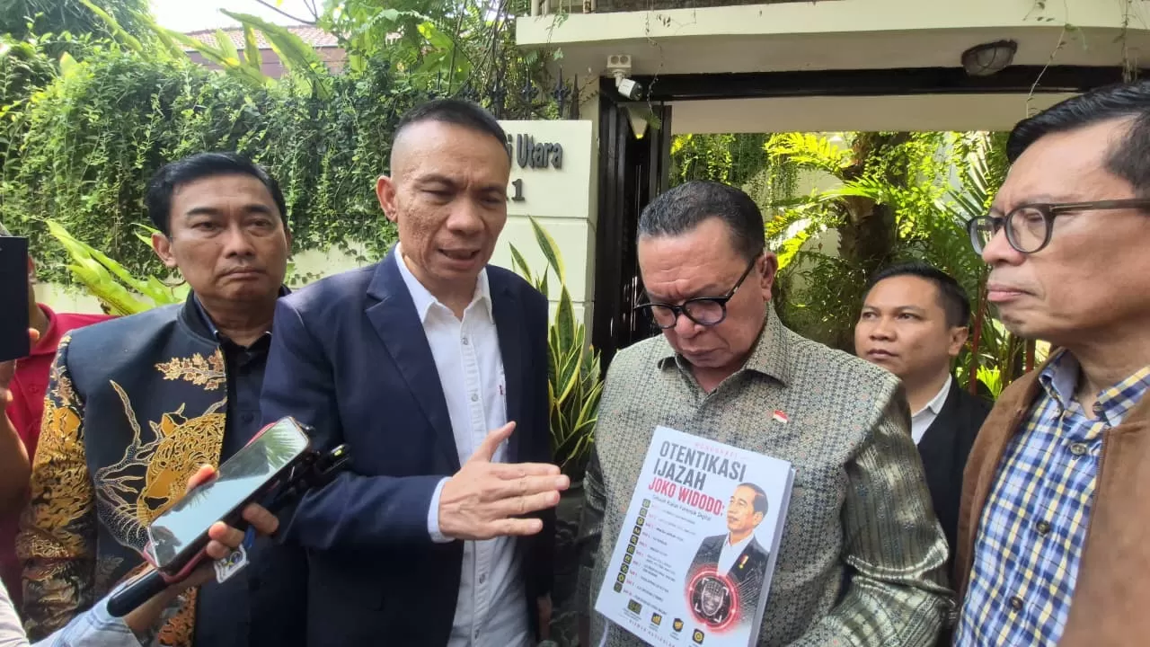 Rismon Serahkan Buku Forensik Digital ke Jokowi, Siap Ungkap Fakta di Sidang Tudingan Ijazah Palsu. (KlikSoloNews/dok)