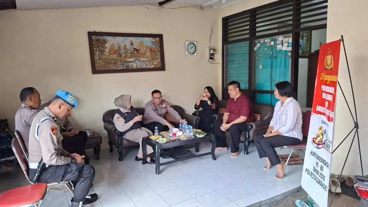 Jelang Hari Bhayangkara ke-80, Polresta Surakarta Berbagi Kepedulian Melalui Anjangsana. (KlikSoloNews/dok Polresta Surakarta)