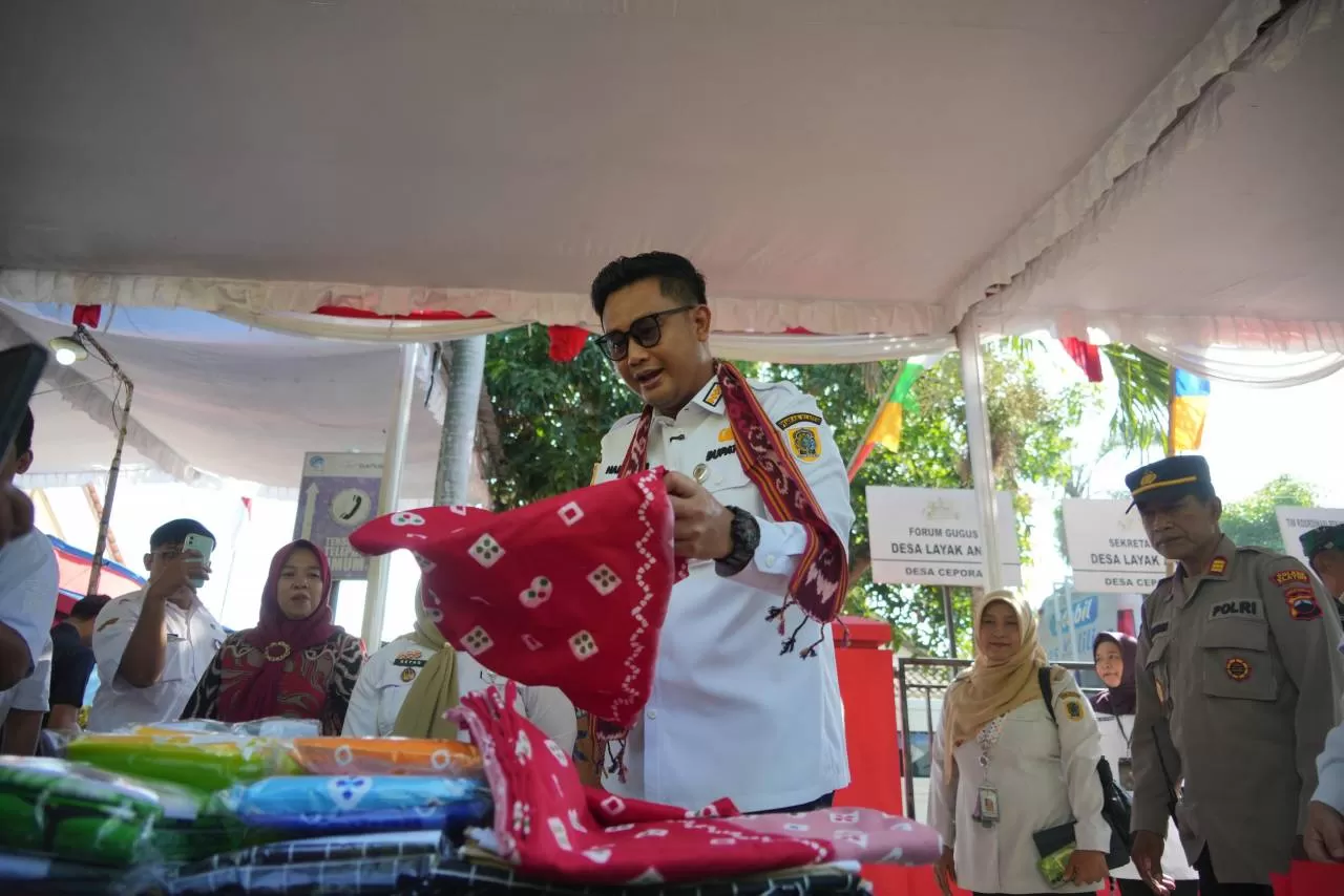 Sprei Jumputan Karya Warga Ceporan Curi Perhatian Bupati Klaten di Acara Sambung Rasa. (kliksolonews/dok Pemkab Klaten)