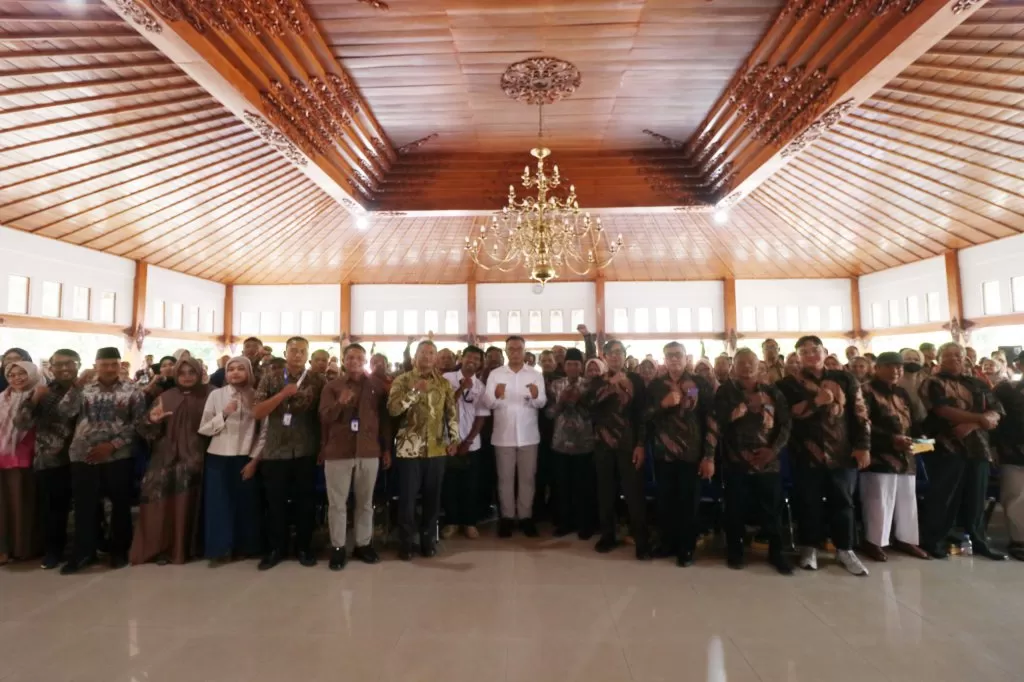Pengukuhan Pengurus Perkumpulan Pengecer Pupuk Indonesia (PPPI) Kabupaten Sragen Tahun 2026. Sragen Jadi Daerah dengan Alokasi Pupuk Terbesar di Solo Raya, Ini Rinciannya. (kliksolonews/dok Pemkab Sragen)