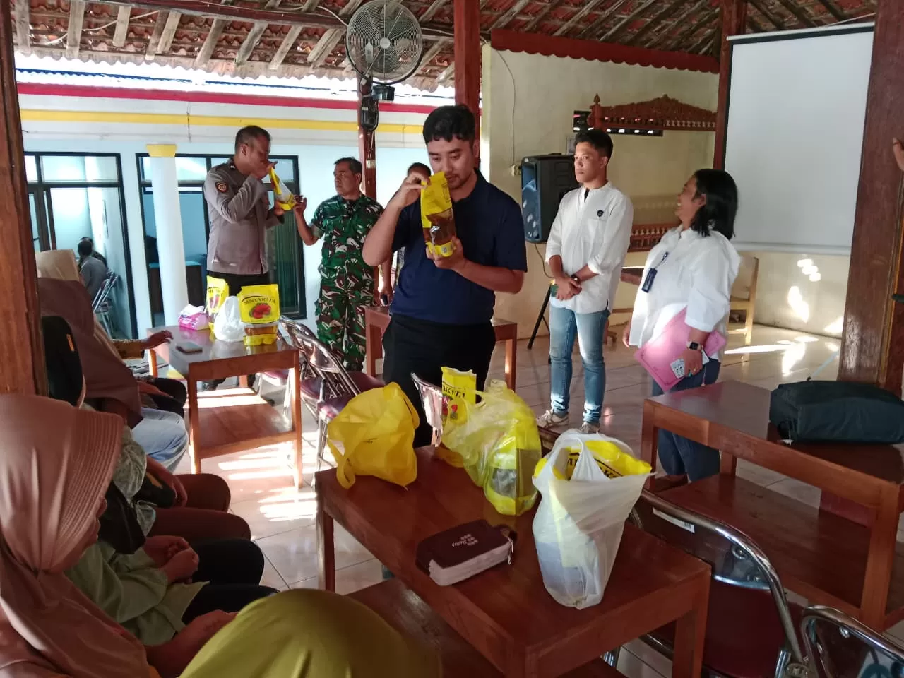 MinyaKita Diduga Berbau Minyak Tanah di Kismantoro, Bulog dan Produsen Siap Ganti Seluruh Produk. (kliksolonews/dok Polres Wonogiri)