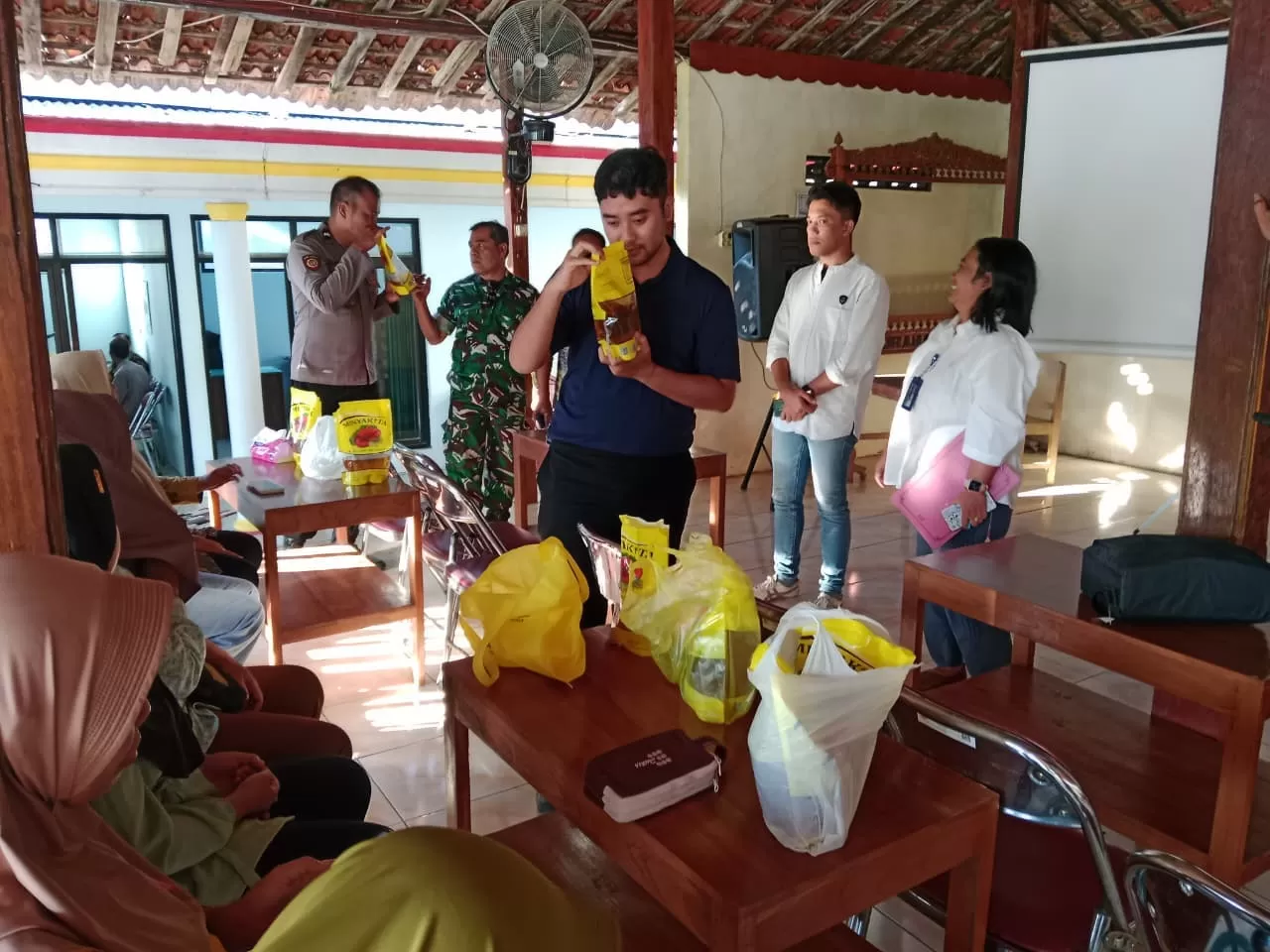 Respons Cepat Aduan Warga, BULOG Surakarta Tarik dan Ganti MinyaKita Diduga Berbau Minyak Tanah di Kismantoro. (kliksolonews/dok)