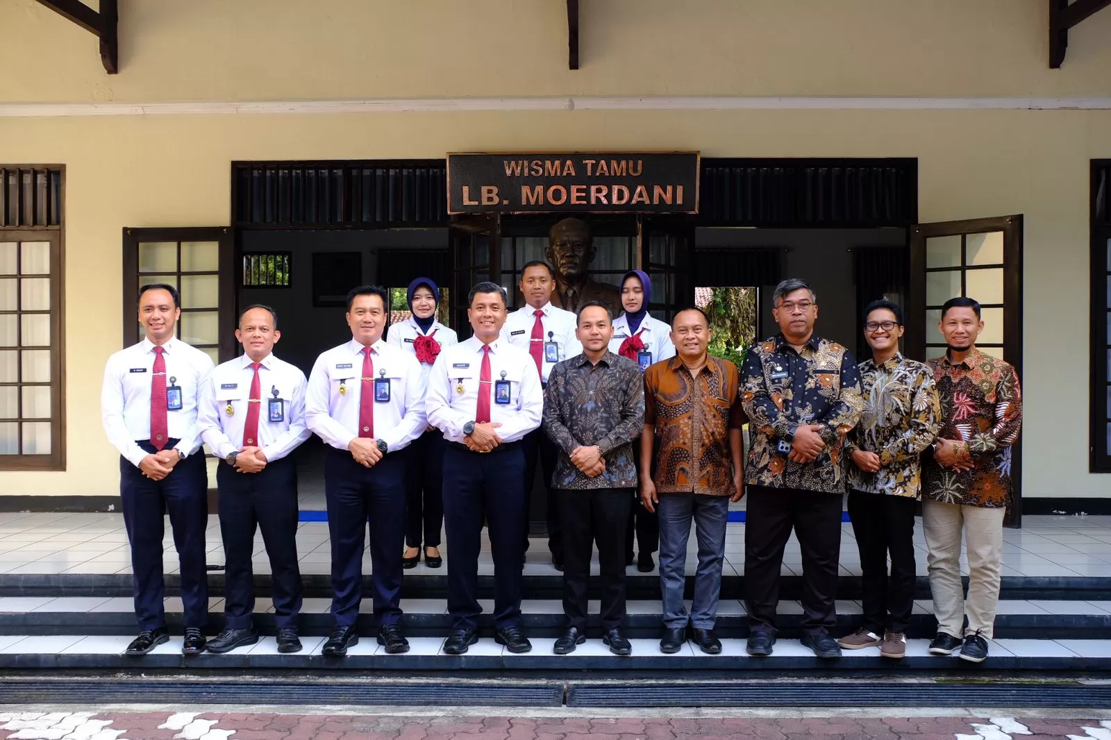 Matangkan SMP Kelas Program Khusus, Wali Kota Respati Ardi Studi Banding ke SMA Taruna Nusantara Magelang. (kliksolonews/dok Pemkot Surakarta)