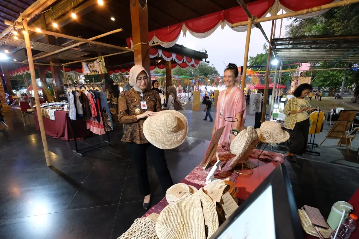 Festival Tas Nusantara III Resmi Dibuka, Astrid Widayani Dorong UMKM Kreatif dan Produk Daur Ulang Berdaya Saing. (kliksolonews/dok Pemkot Surakarta)