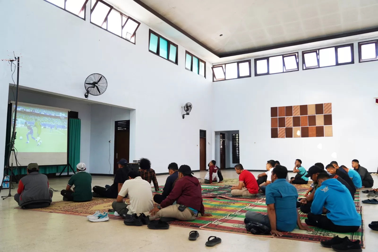 Korem 074 Warastratama Gelar Nobar Piala Dunia 2026, Pererat Kebersamaan TNI dan Masyarakat. (kliksolonews/dok)