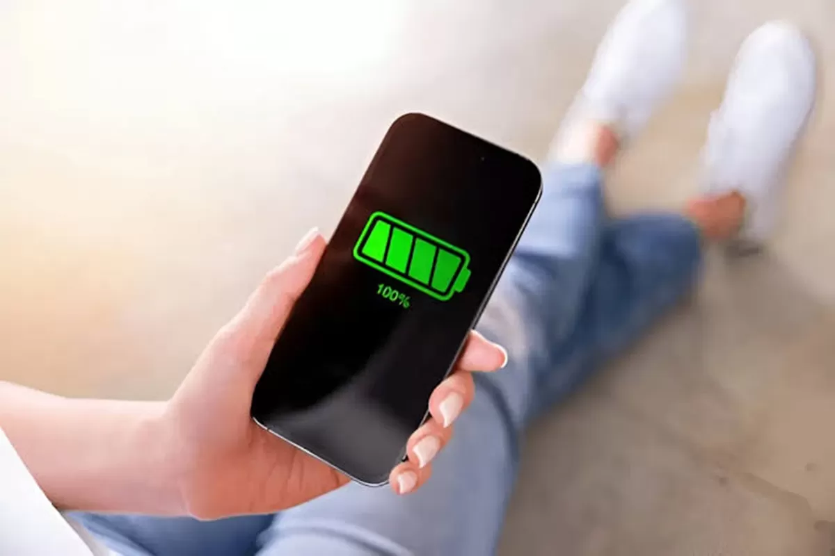 Apakah HP Tidak Boleh Dicas Sampai 100 Persen? Ini Penjelasan Ilmiahnya. (kliksolonews/dok)
