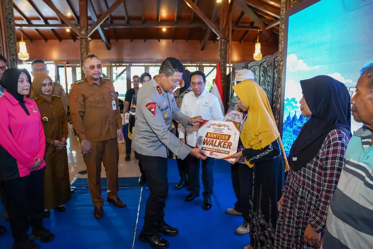 Bakti Kesehatan Hari Bhayangkara ke-80 di Tegal, Polda Jateng Layani Hampir 1.000 Warga dan Bagikan Ribuan Paket Sembako. (Kliksolonews/dok Polda Jateng)