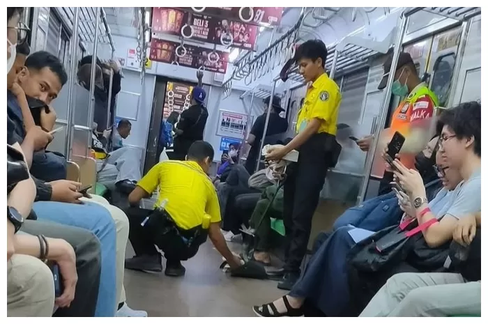 Petugas KRL membersihkan kotoran manusia di dalam kereta relasi Bogor-Jakarta (Istimewa)