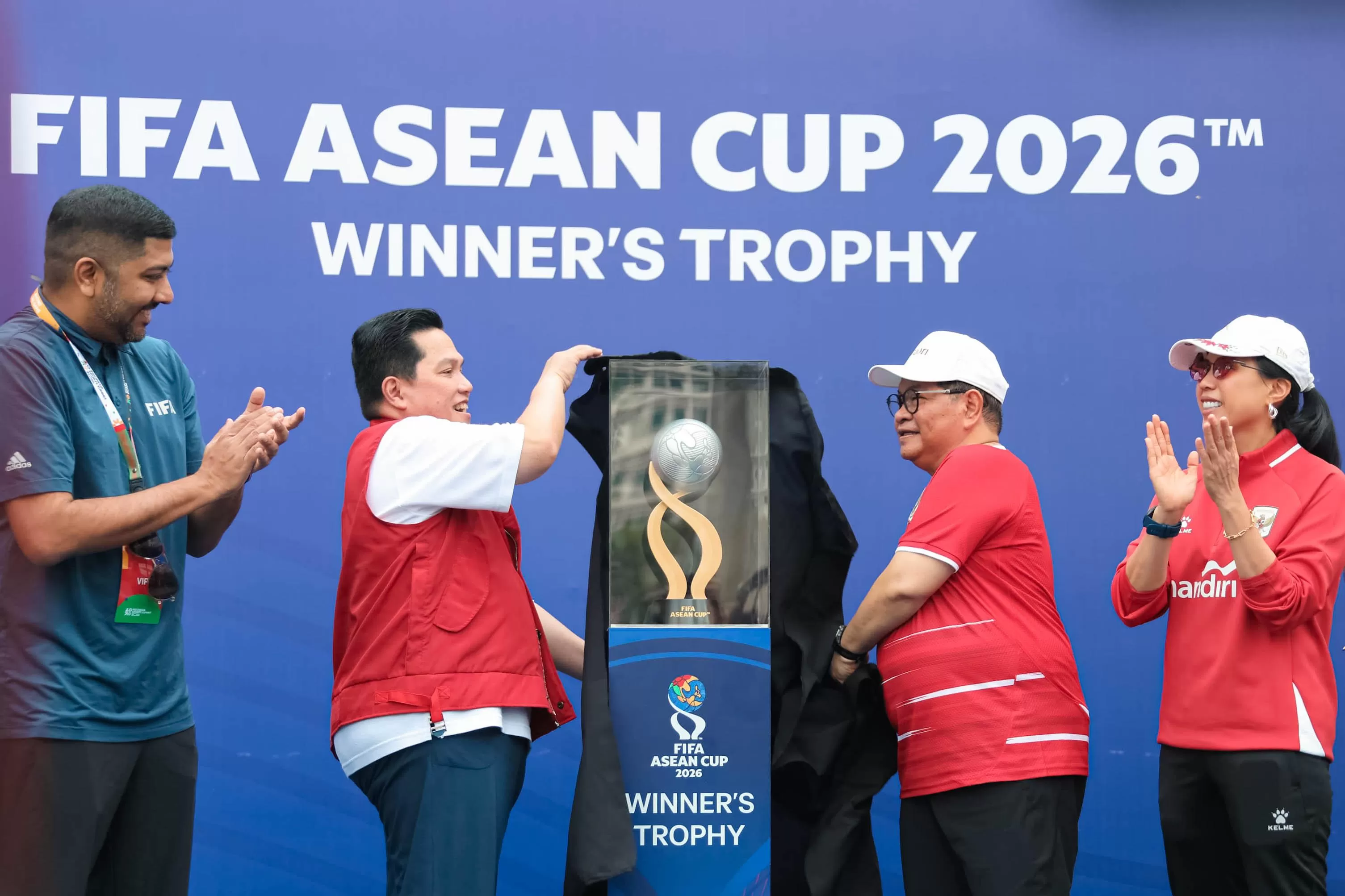 Gubernur DKI Jakarta Pramono Anung saat mengikuti Roll to Glory: FIFA ASEAN Cup Family Parade bersama Ketua Umum PSSI Erick Thohir, Minggu (13/9). (Pemprov DKI Jakarta)