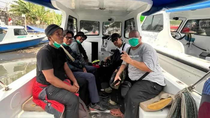 Rombongan lima jurnalis dan tiga awak kapal sebelum berangkat ke wilayah sekitar Gunung Anak Krakatau (Istimewa)
