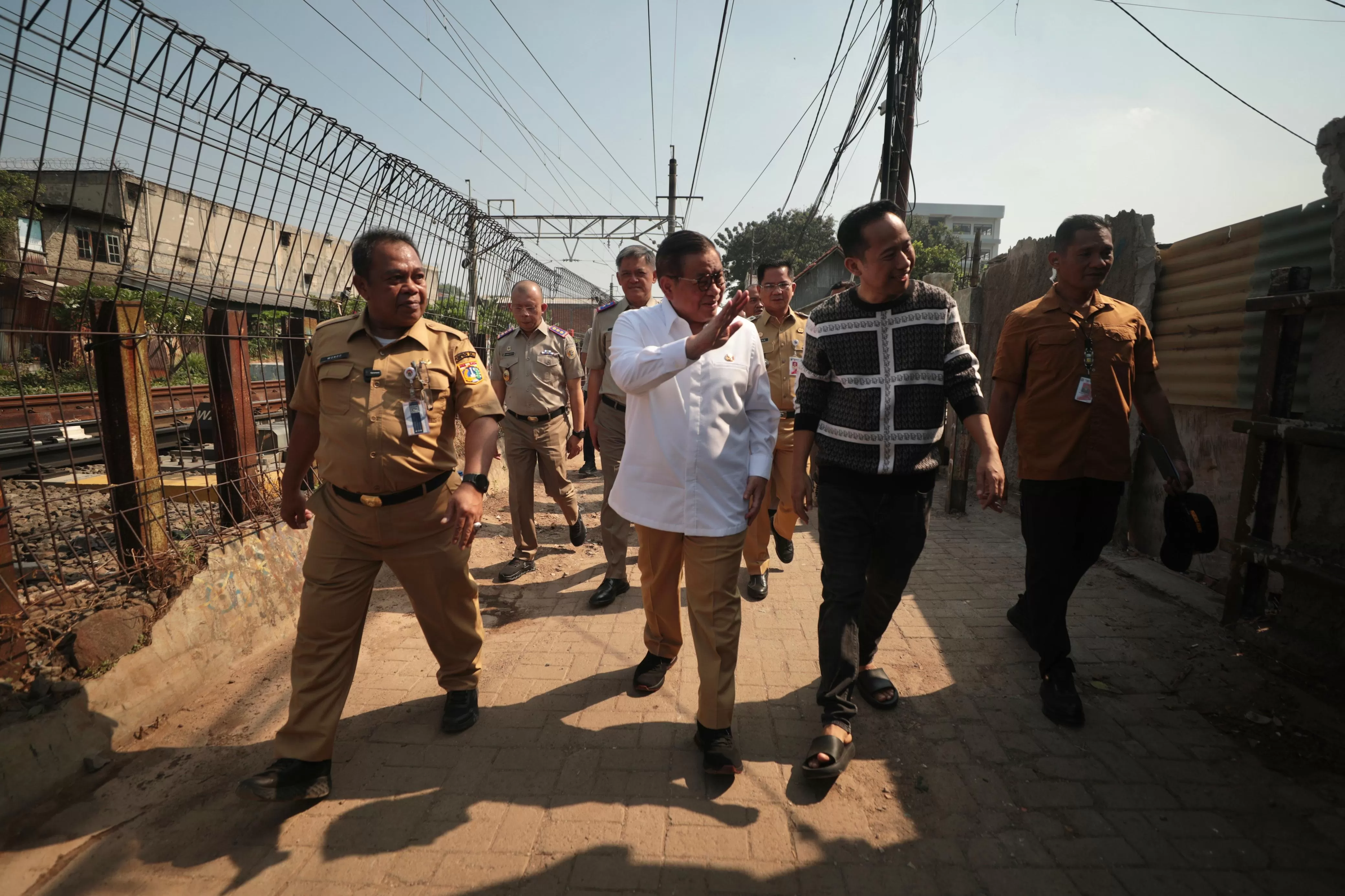 Gubernur DKI Jakarta Pramono Anung mengecek langsung rencana pembangunan jalan itu di Jalan Pagu Jaten Raya, Pasar Minggu, Senin (14/9) (Pemprov DKI Jakarta)