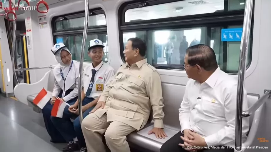 Presiden Prabowo bersama Gubernur DKI Jakarta Pramono Anung saat berada di LRT Jakarta Kelapa Gading-Manggarai (Youtube Sekretariat Kabinet)
