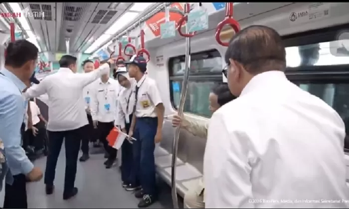 Momen Sekretris Kabinet (Seskab) Teddy Indra Wijaya usir petinggi Jakpro dan LRT Jakarta (Youtube Sekretariat Presiden)