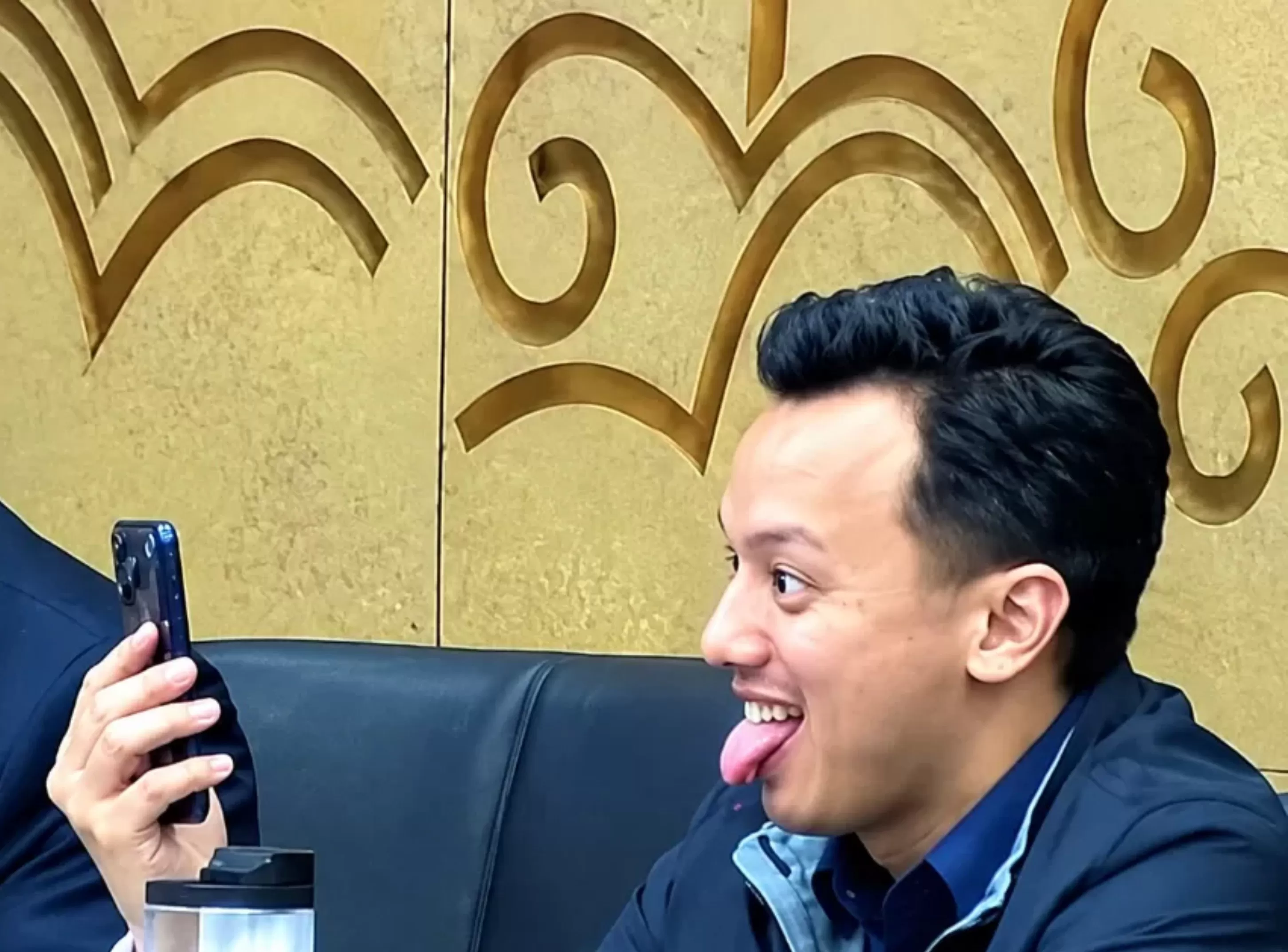 Anggota Komisi XII DPR dari Fraksi Partai Gerindra Moreno Soeprapto video call sambil melet saat rapat komisi di DPR (Istimewa)