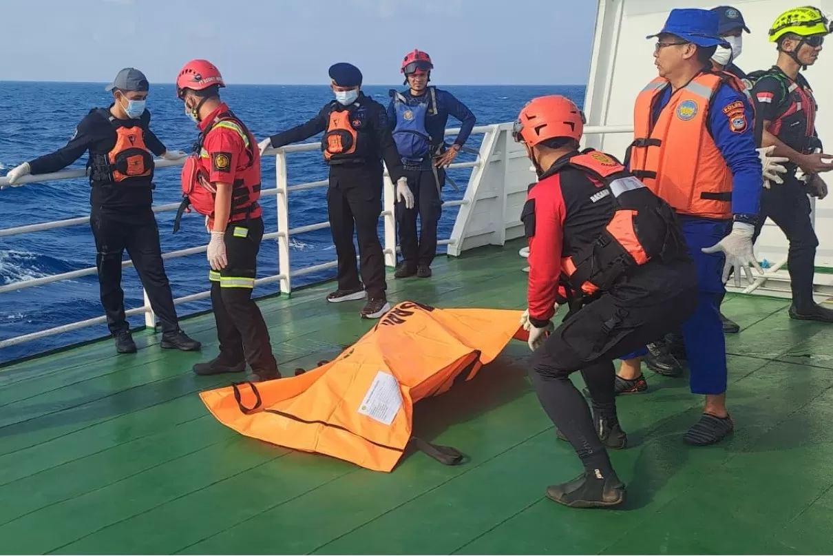 Proses evakuasi korban KM Virgo yang ditemukan di badan kapal, Minggu (20/9) (Basarnas)